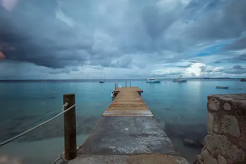 加勒比博内尔岛阴沉天空下通往海洋的码头的美丽照片