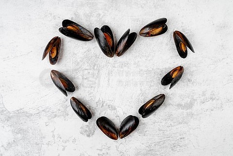 mussel-shells-in-heart-shape_23-2148393799.jpg!qt_h320