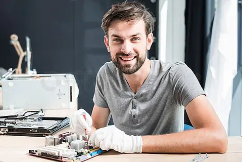 修理电脑电路板的快乐男人的画像
