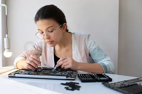 清洁笔记本电脑键盘的年轻女性