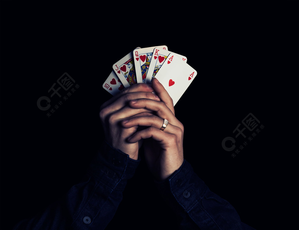 男子手里拿着扑克牌与最强的组合皇家同花顺2年前发布