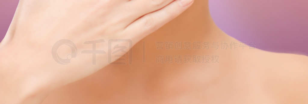 水疗，健康和美容的概念— —美丽的女人，捂着嘴