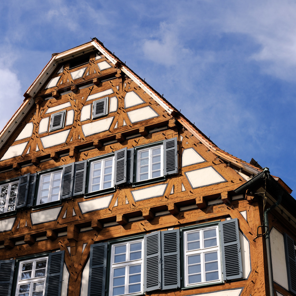 传统的半砖木结构房屋街在德国