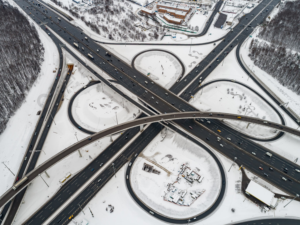 在冬天积雪覆盖的高速公路交叉点的鸟瞰图