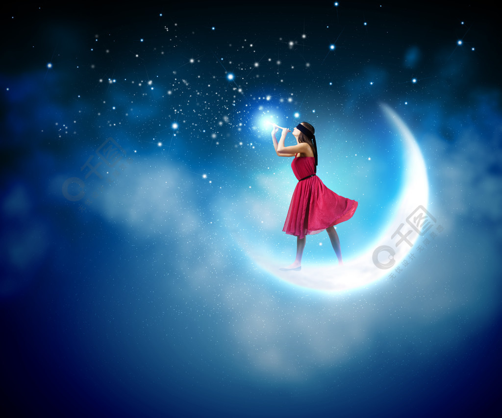 长笛演奏的女人站立在月亮和演奏鼓笛的红色礼服的少妇