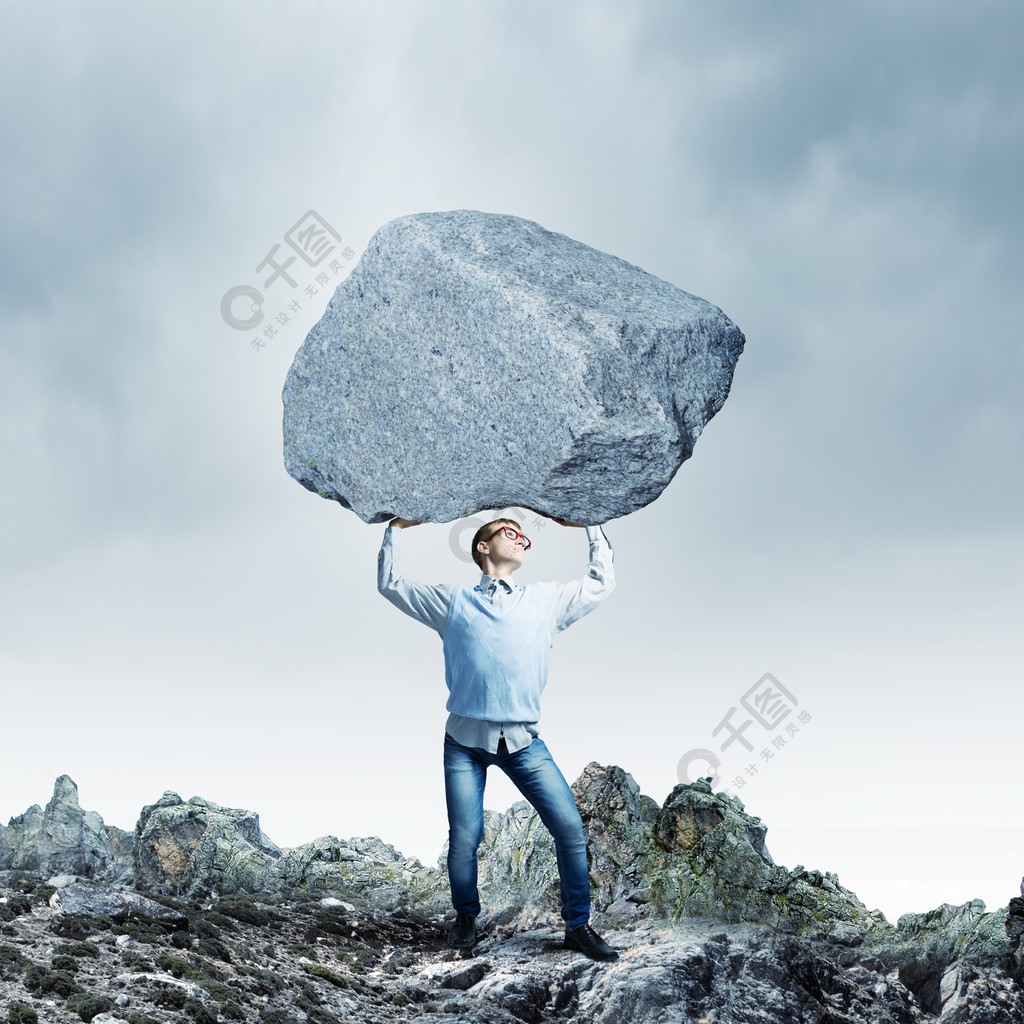 家伙举石头年轻强壮的男人拿着巨大的石头头顶