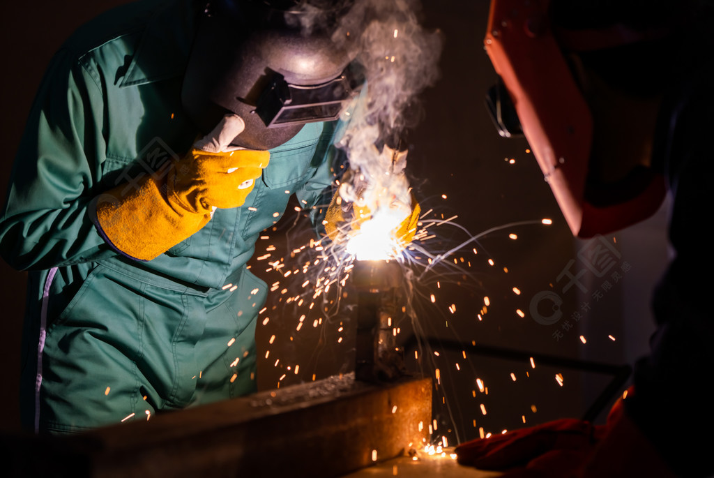 金属焊接钢厂使用电弧焊机在工厂焊接钢通过手工技能劳动概念的金属