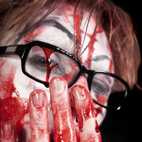 啞劇肖像在眼鏡與血液在臉上關閉