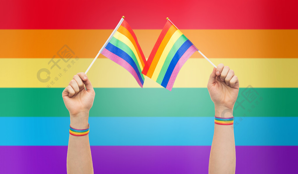 拿着彩虹旗子手与同性恋骄傲彩虹旗和腕带手与同性恋骄傲彩虹旗和腕带