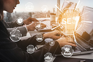 SEO-在線營銷概念的搜索引擎優化通過優化客戶搜索和分析市場策略，現代圖形界面顯示關鍵字研究網站推廣的符號
