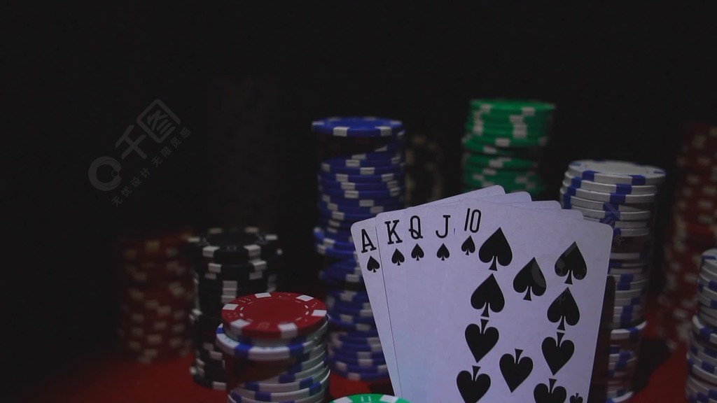 皇家同花顺卡和红色赌场桌上的扑克筹码