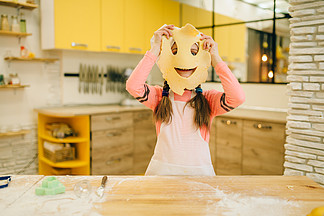 小女孩廚師用面團，在廚房的曲奇餅準備，滑稽的面包師做一張滑稽的面孔孩子們做糕點，孩子廚師，孩子們準備蛋糕