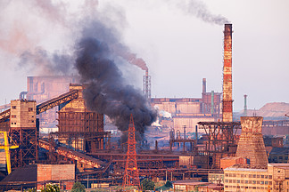 工业景观乌克兰钢铁工厂在日落烟雾有烟的管道冶金厂炼钢厂,炼铁厂重