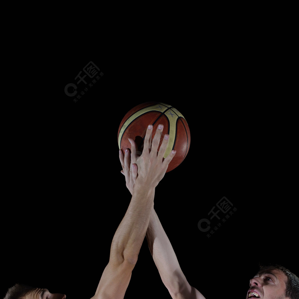 在黑色背景上孤立的行动中的篮球比赛体育运动员