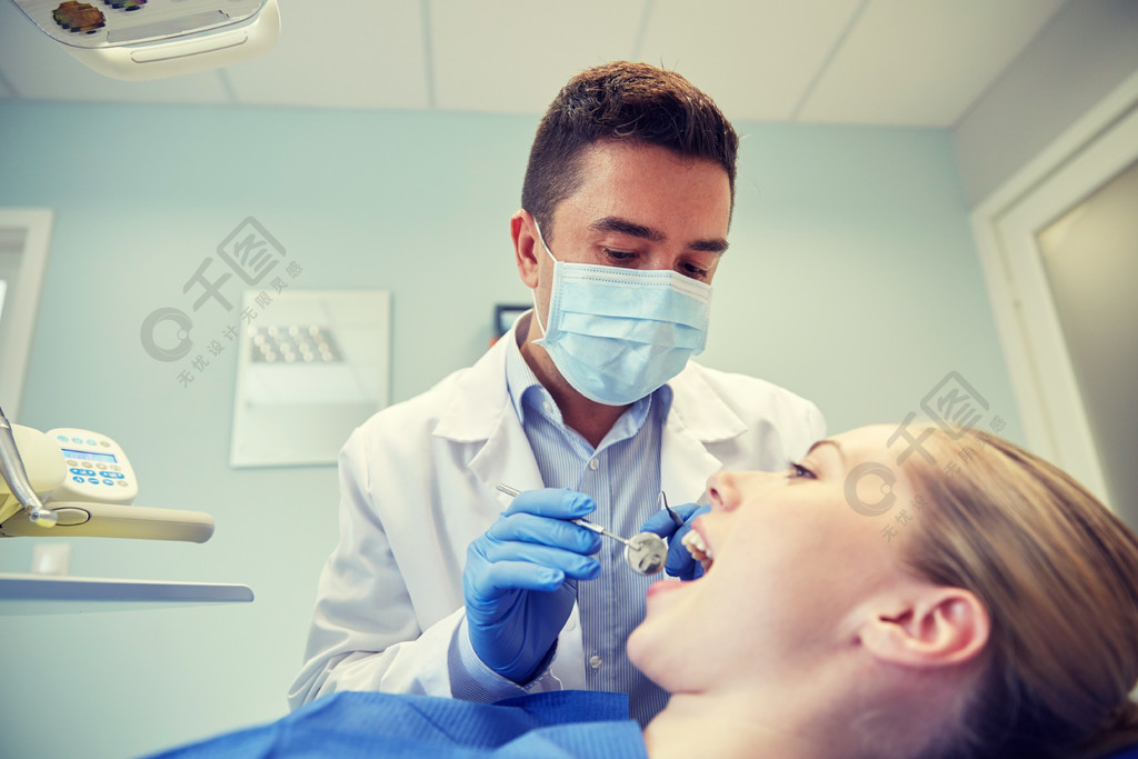 人医学口腔医学和卫生保健的概念男性牙医在面具与牙科镜和探针检查