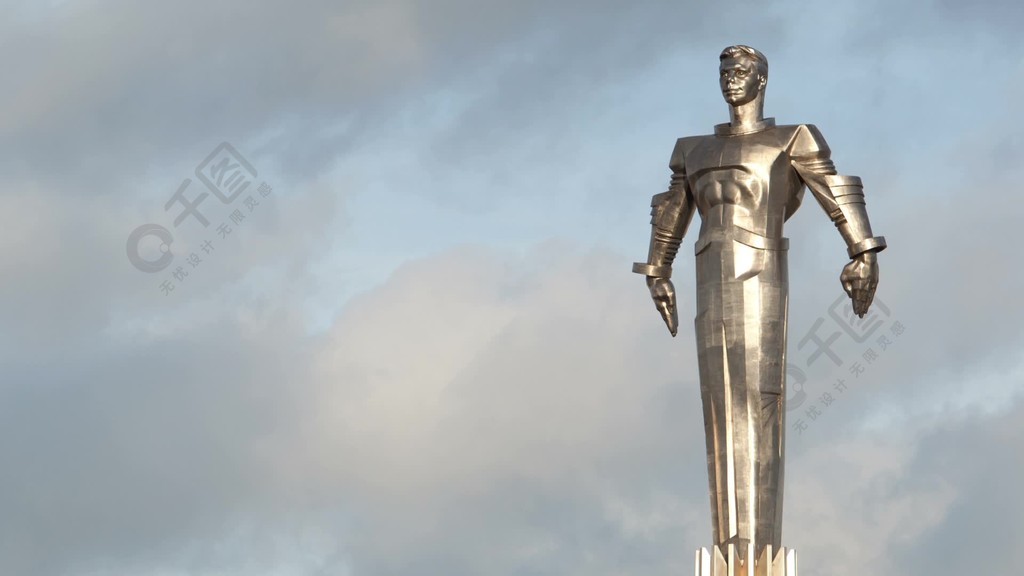 时间流逝的云跑到纪念碑后面的尤里·加加林在莫斯科金属化著名俄国