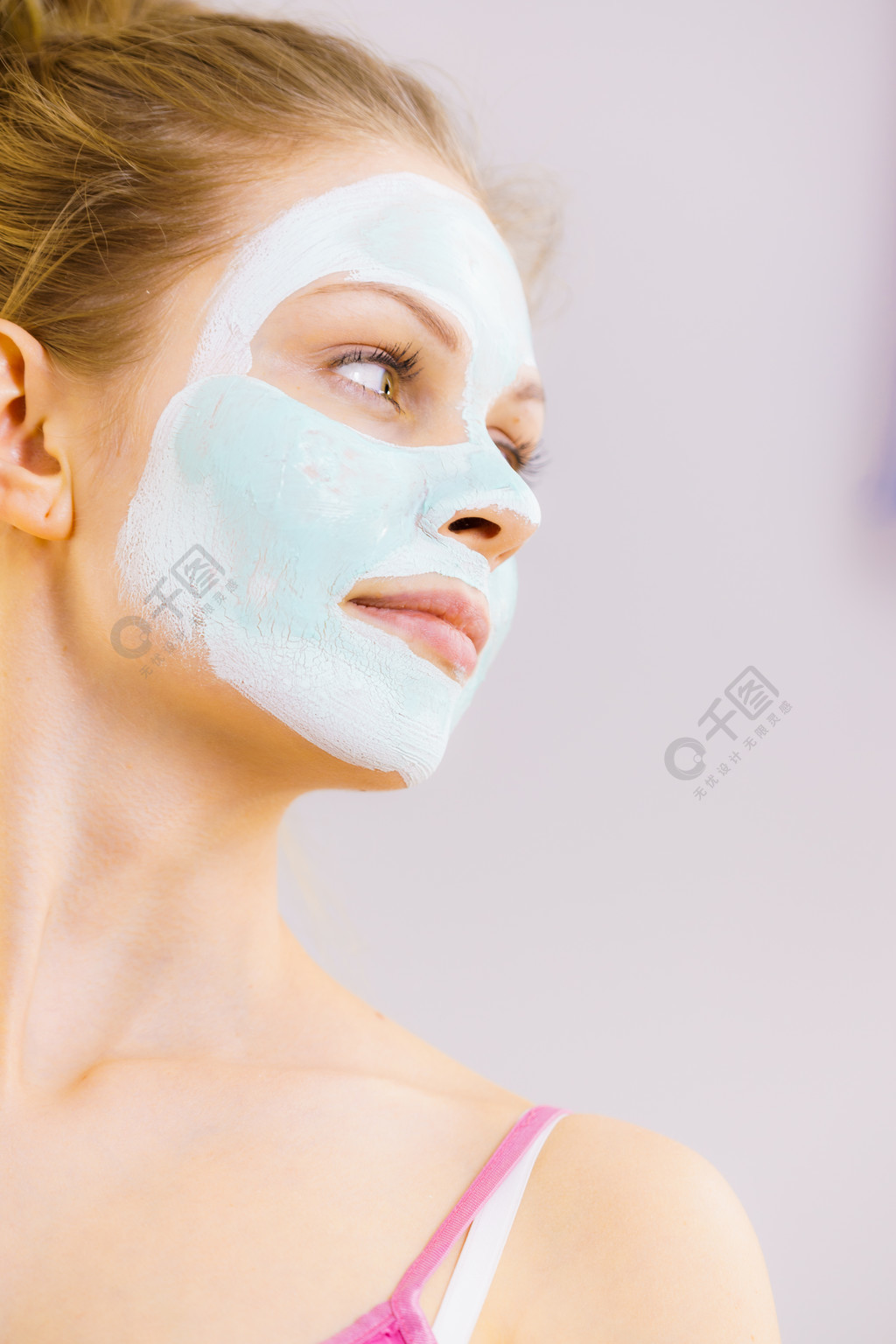 清洁毛孔美容治疗护肤女孩在脸上白绿泥面膜
