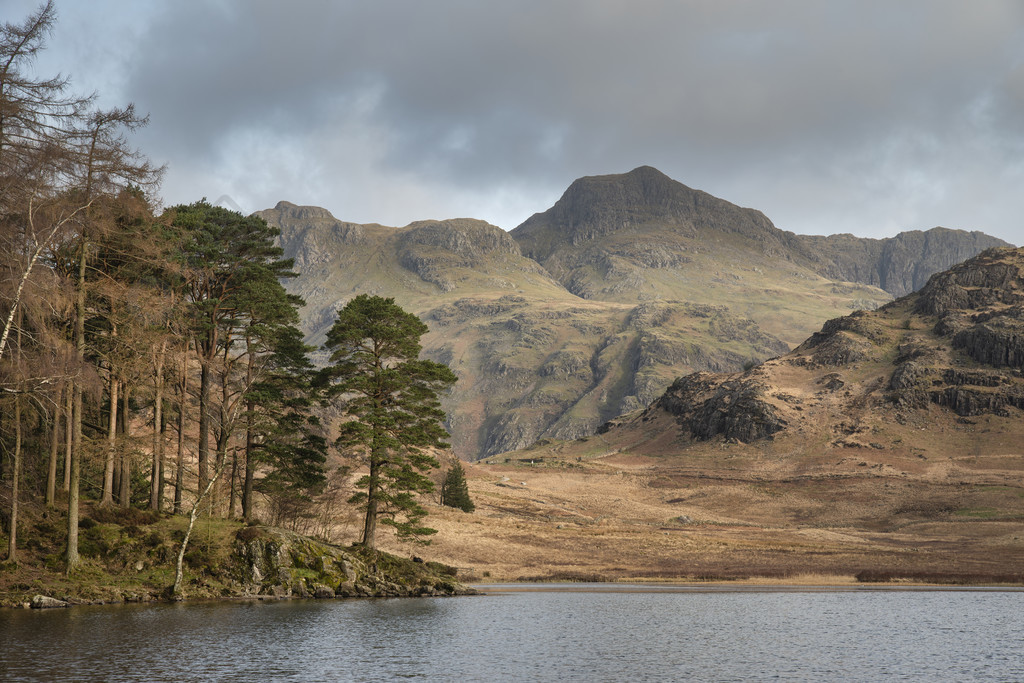 tarn)在英国西湖区的惊人日出景观形象,背景为兰代尔山脉