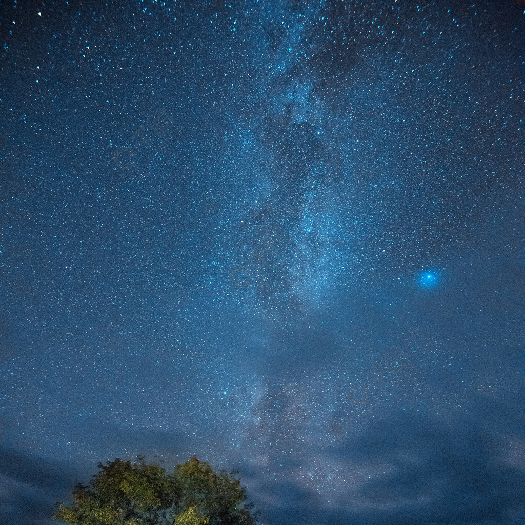 夜空星空夜晚的星星在山上的天空1年前发布