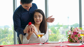 浪漫的情侶在餐廳送禮物給情人幸福的情侶的生活方式