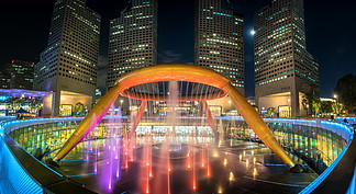 新加坡市，新加坡-2017年2月10日：財富噴泉的輕的展示在Suntec市的在2017年2月10日聳立在新加坡財富噴泉位于新加坡新達城塔
