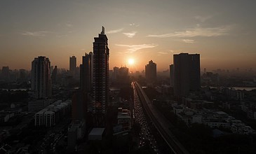 倒流拍摄的太阳升起在曼谷,泰国的镜头首都黎明,交通拥挤,高层建筑