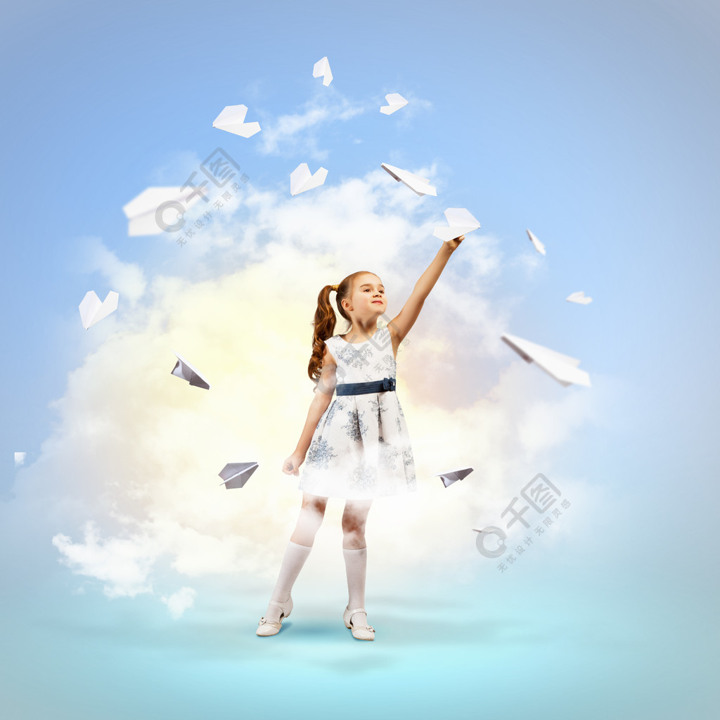 小女孩玩纸飞机小女孩玩纸飞机的形象人物形象免费