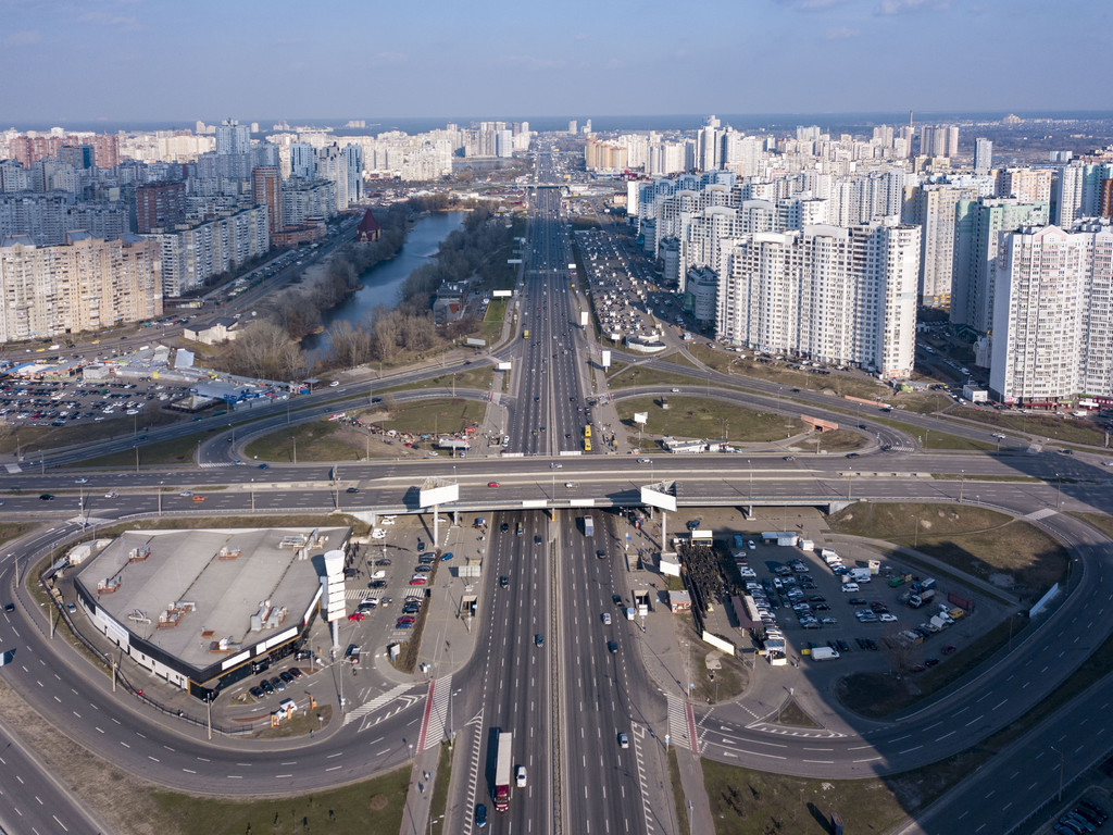 ave的交通和城市基辅乌克兰城市现代建筑在日落时的空中全景摄影鸟瞰