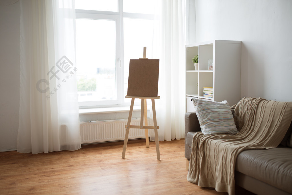 美术创造力和艺术工具的概念木制画架在家里的房间或工作室木制画架在