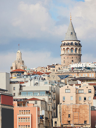 Beyoglu區歷史的建筑學和加拉塔在伊斯坦布爾，土耳其聳立中世紀地標在土耳其伊斯坦布爾的加拉塔塔