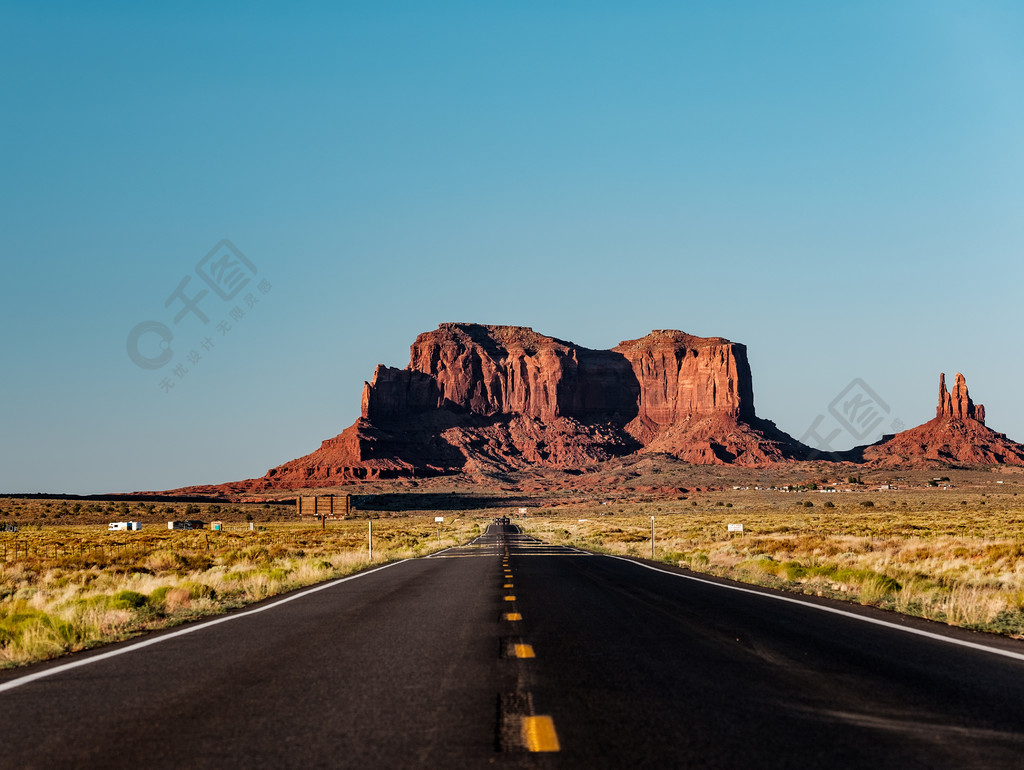 空的风景秀丽的公路在美国亚利桑那州纪念碑谷