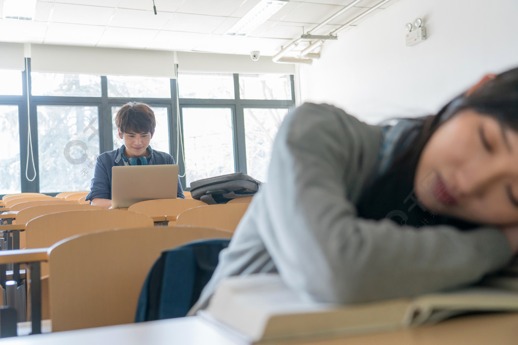 疲劳的大学生在教室里睡觉