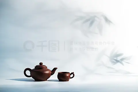 竹子背景下的茶壶