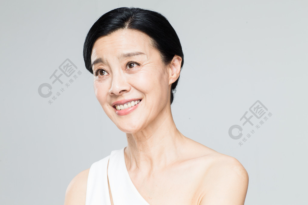 中老年女人妆面肖像