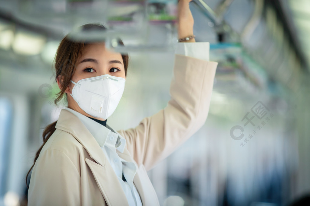 戴口罩的年轻女人乘坐地铁