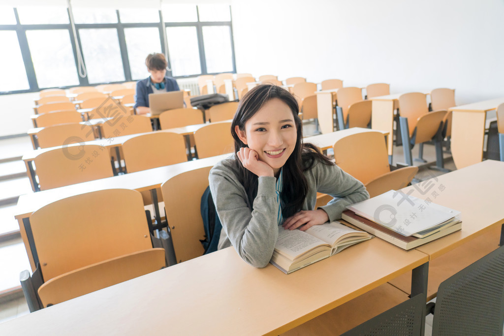 大学生在教室里学习