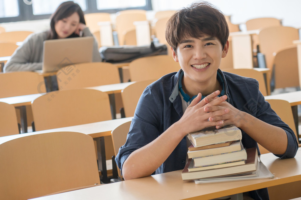 大学生在教室里学习