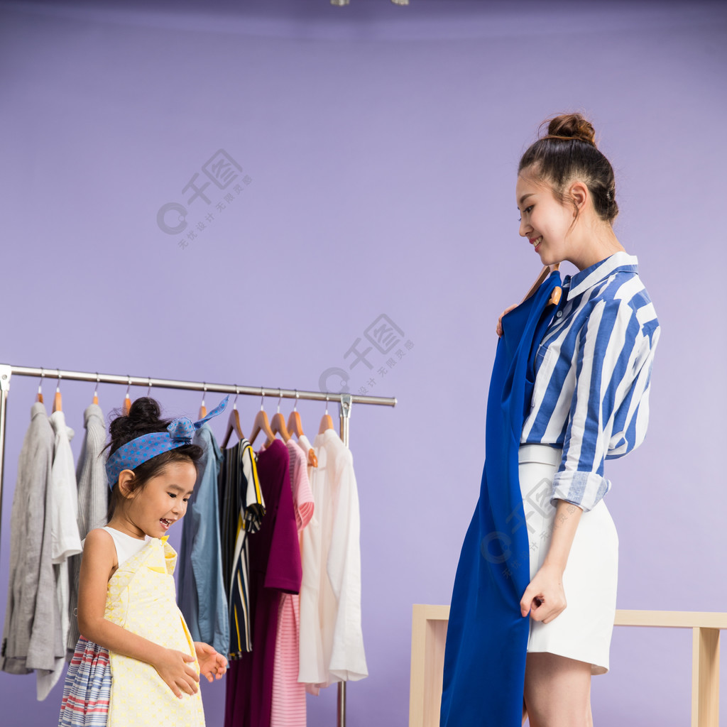 年轻妈妈和孩子试穿衣服生活方式免费下载_jpg格式_3456像素_编号3998
