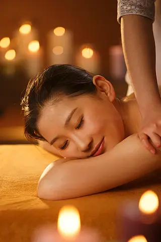 年轻女人在室内做SPA