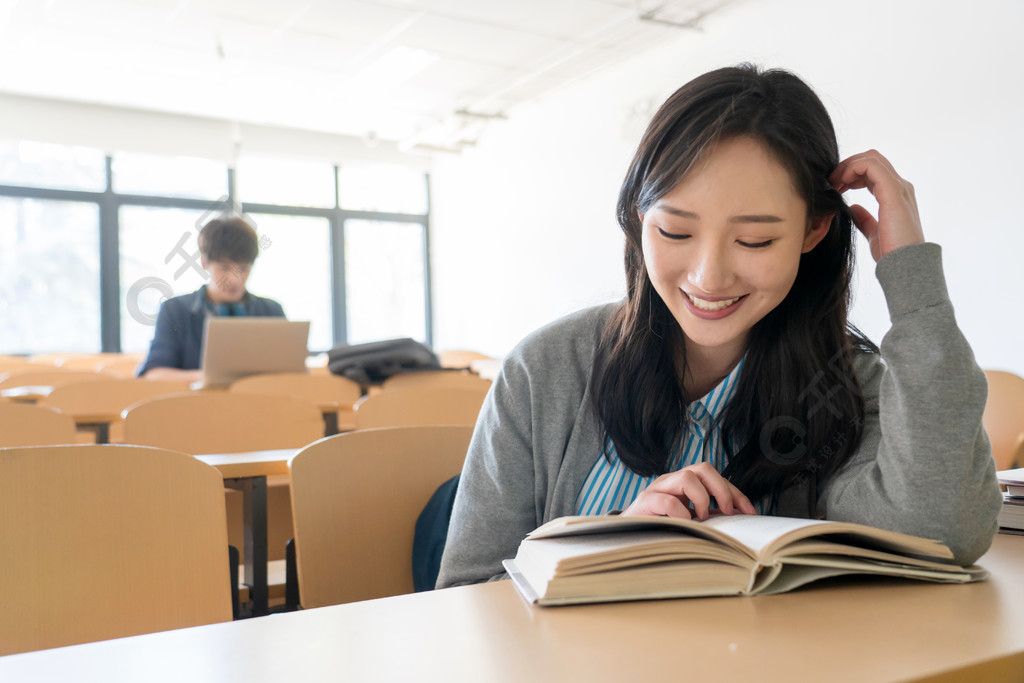 大学生在教室里学习