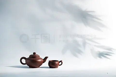 竹子背景下的茶壶