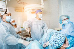 應用腹腔鏡設備進行婦科手術的過程。 手術室配備外科設備的一組外科醫生.