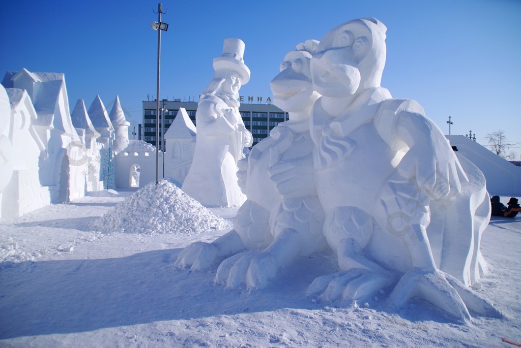 雪雕塑的两只鸡