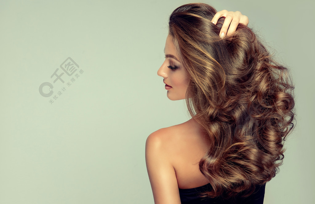 头发波浪形的年轻棕色头发的女人有长发的漂亮模特