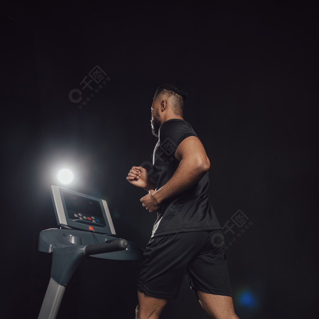 美国年轻黑人运动员在跑步机上慢跑的低角度视角生活方式免费下载_jpg