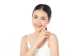 年輕美麗的亞洲女人，有著潔白的背景、臉蛋護理、面部護理、美容美發、美容美發、水療、亞洲女性肖像