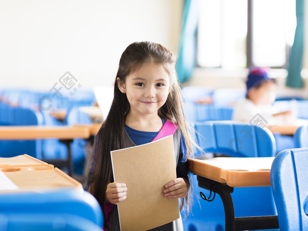 快乐的小女孩学生在教室里