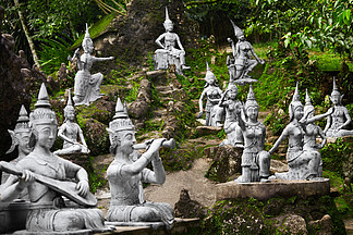 泰國。在蘇梅島的魔術秘密佛花園雕像。旅行 T
