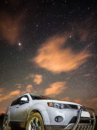 汽車與繁星密布的天空