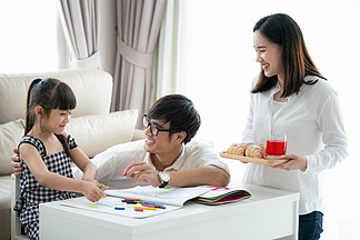 亞洲家庭在客廳里做作業
